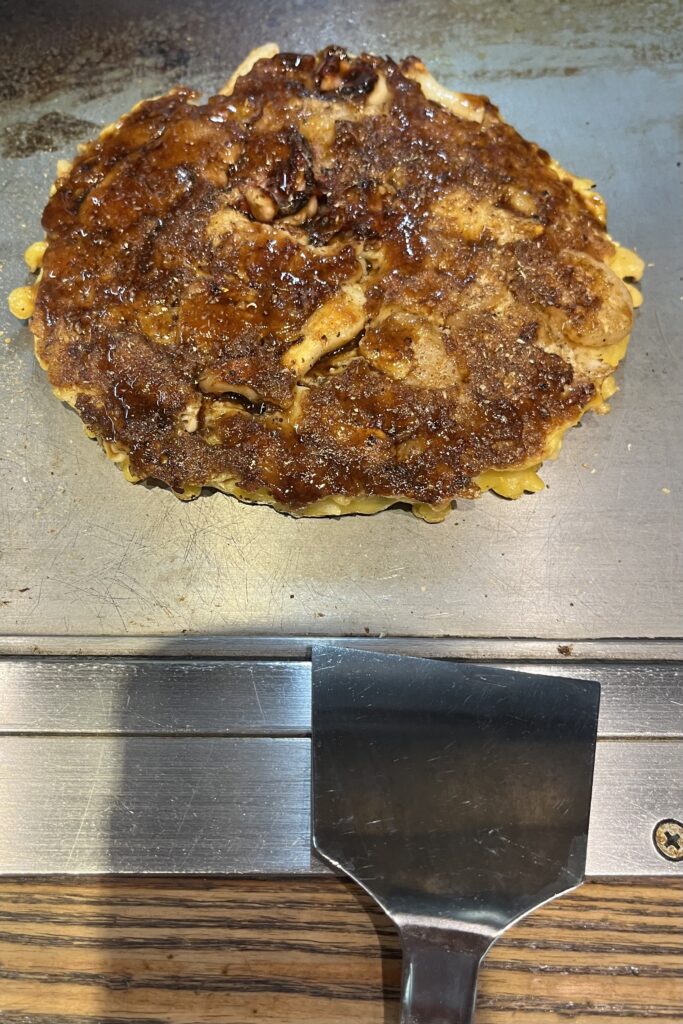 私が注文した「ちゃんぽんお好み焼き」手前のコテで直接いただきます😋