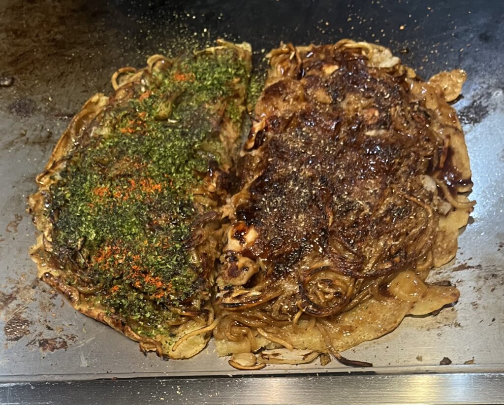 先輩とシェアした「ちゃんぽんモダン焼き」左の青のりと七味かけたのが先輩・右の鰹粉かけたのが私の😋