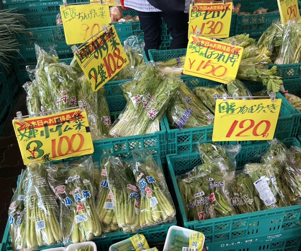 小松菜が３袋で100円なんて！スーパーだと一袋で180円はするよね😳

