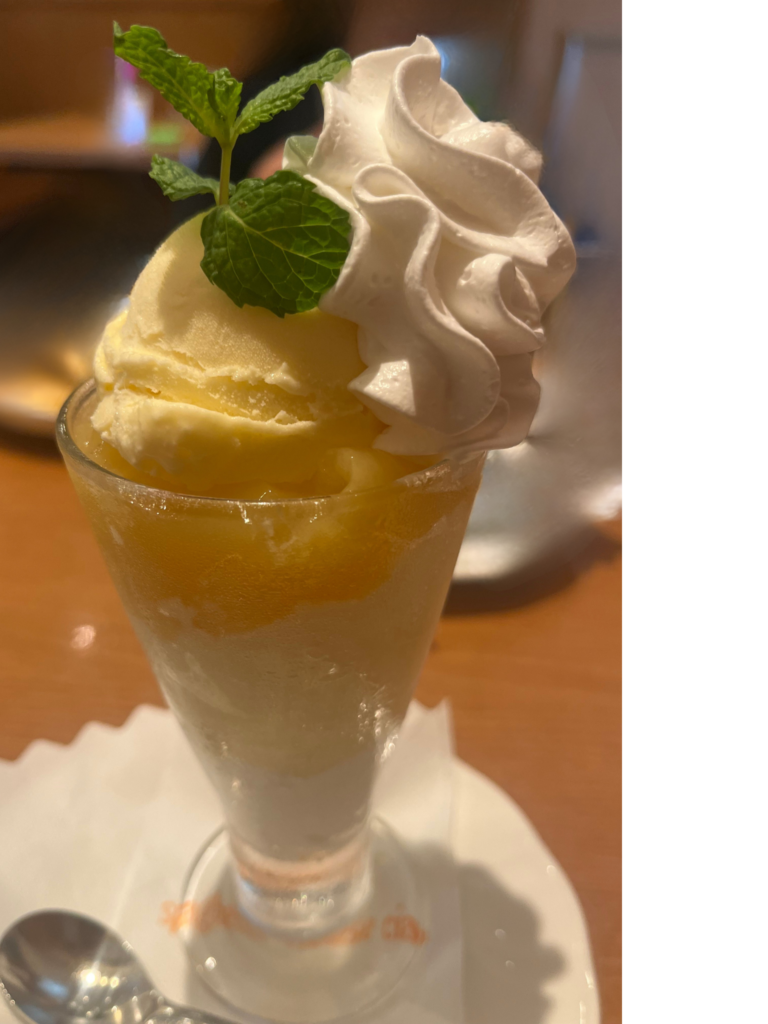 セットのババロアパフェ🍨 これは別腹です(笑)