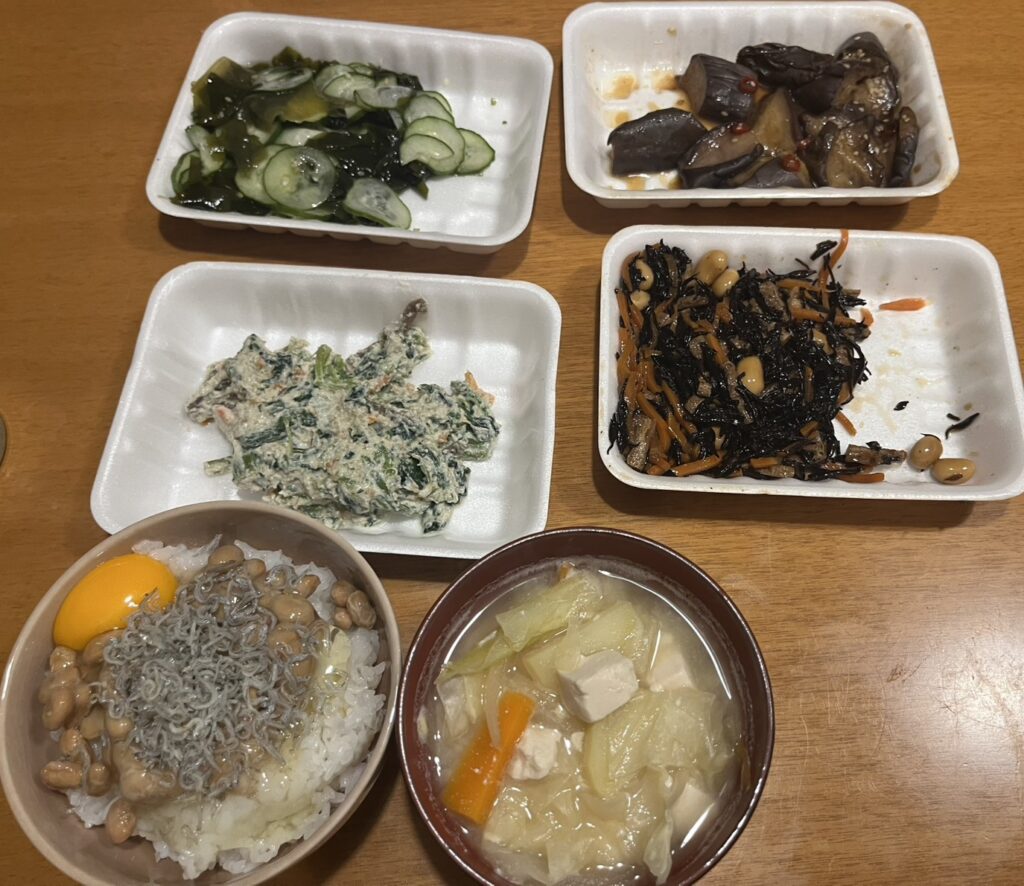 🥢 今晩のごはん。今日のメインディッシュは…ラムーのお惣菜です😋 白和え・ひじき・酢の物・茄子の煮びたし、どれも100円前後✨