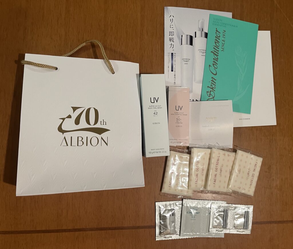 購入した日焼け止め２本と試供品とALBIONの紙袋🧴👜