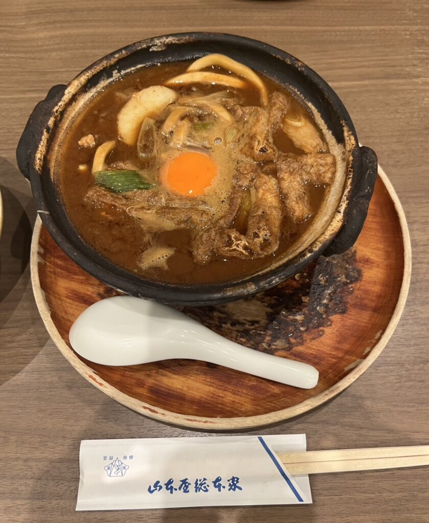 ぐつぐつの『親子入り味噌煮込うどん』🍜 蓋で冷ましながらいただきました