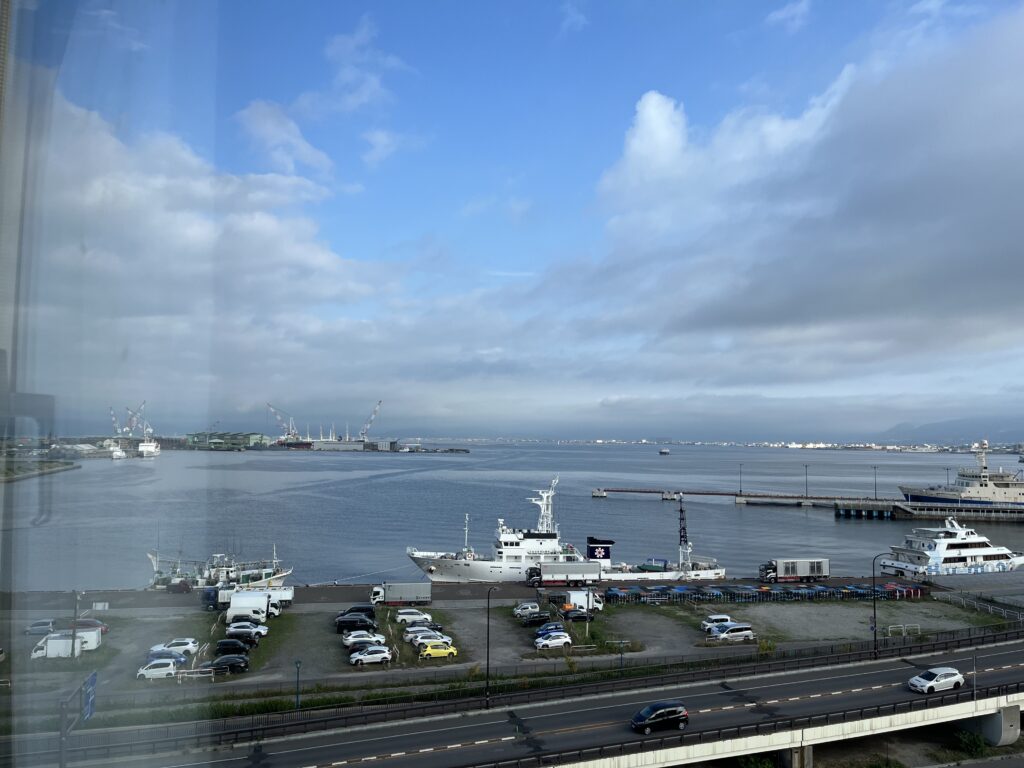 窓からの昼間の景色🚢