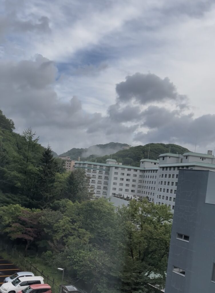 着いた日の登別グランドホテルの窓からの景色☁️
