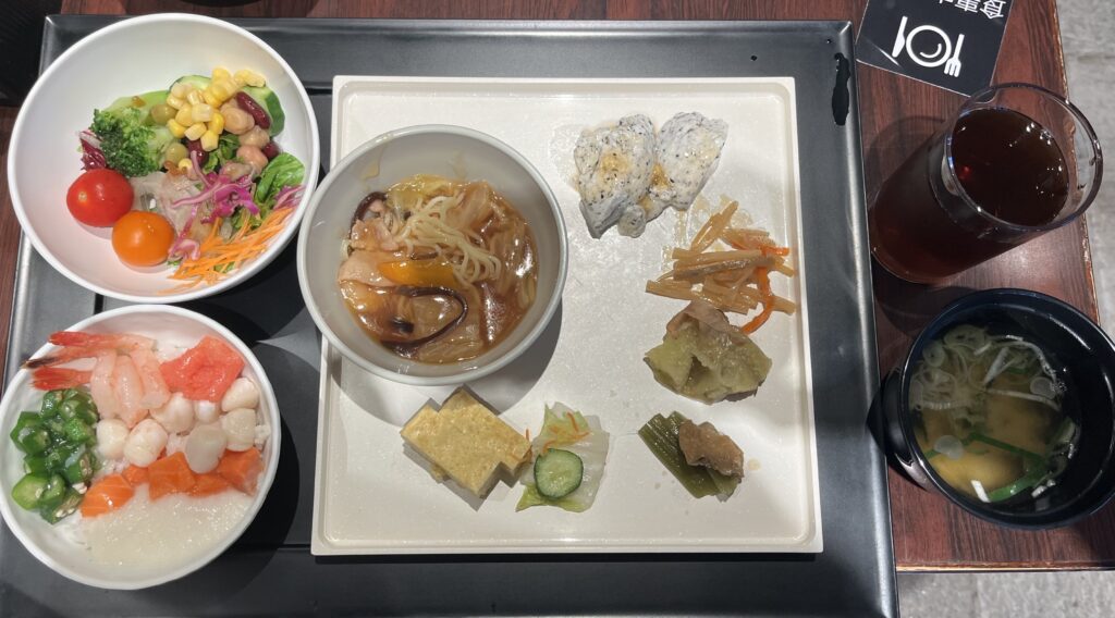 サラダに海鮮丼に卵焼きにお漬物にお味噌汁と純和食の朝ごはん🍚