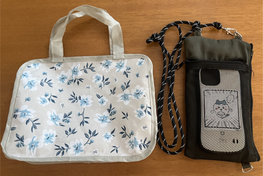 花柄のミニバッグと、黒のスマホショルダー