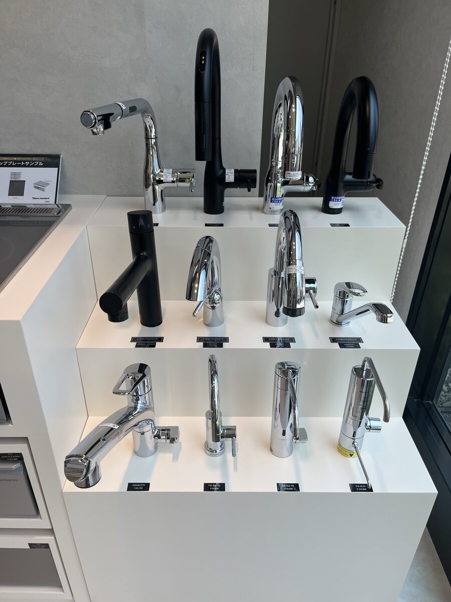 ひな壇状の展示台に並んだキッチン蛇口