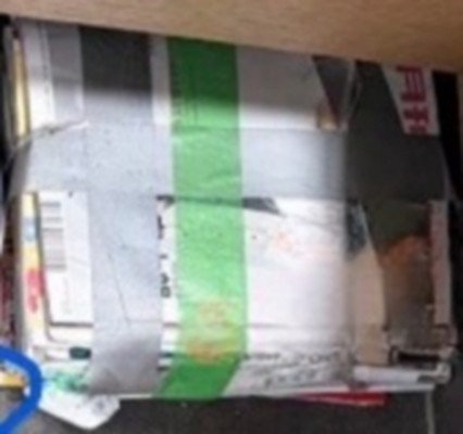 玄関の片隅に置かれていた、ひもでまとめた新聞紙の束