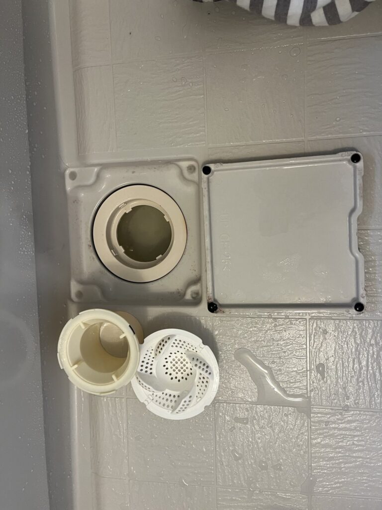 分解して洗われた排水口の部品