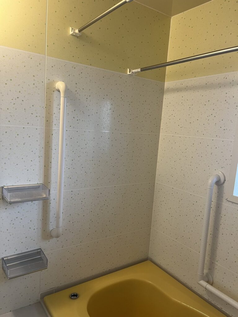掃除後の浴室全体。壁も浴槽も明るくなっている