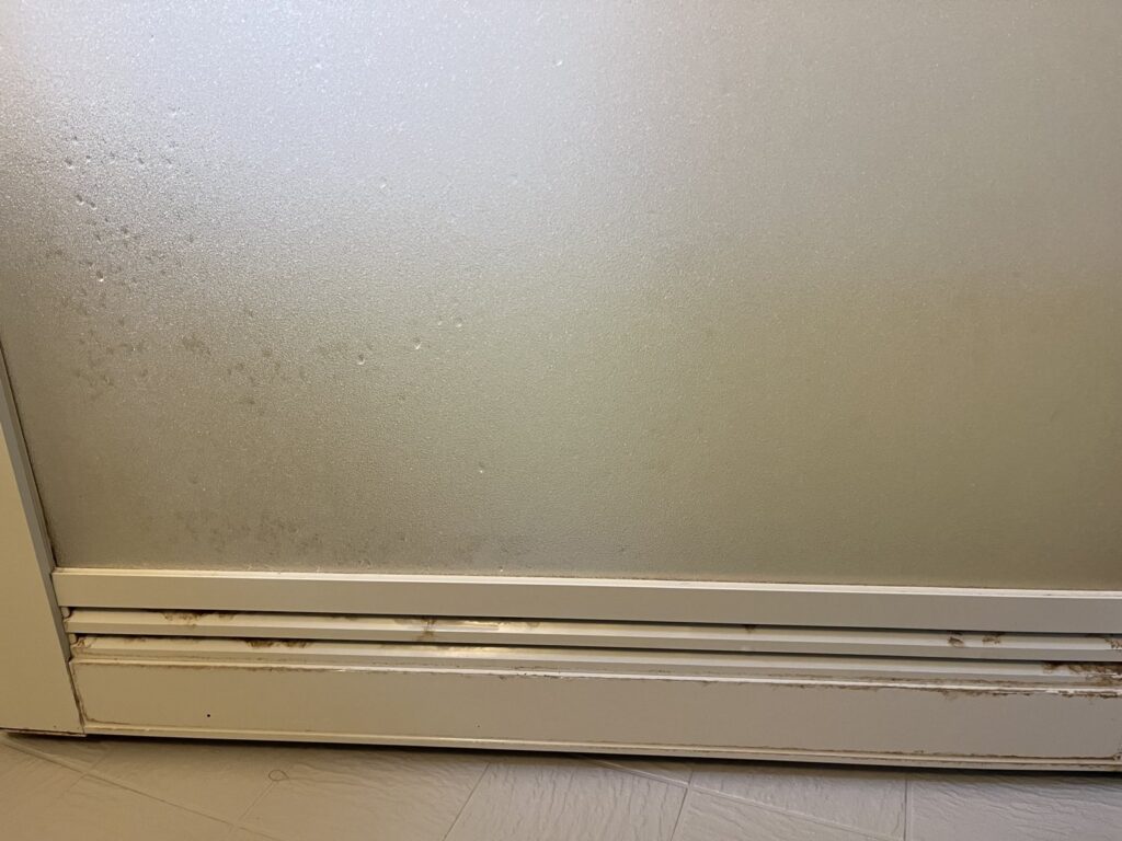 ドアの下の方に残った着色汚れ