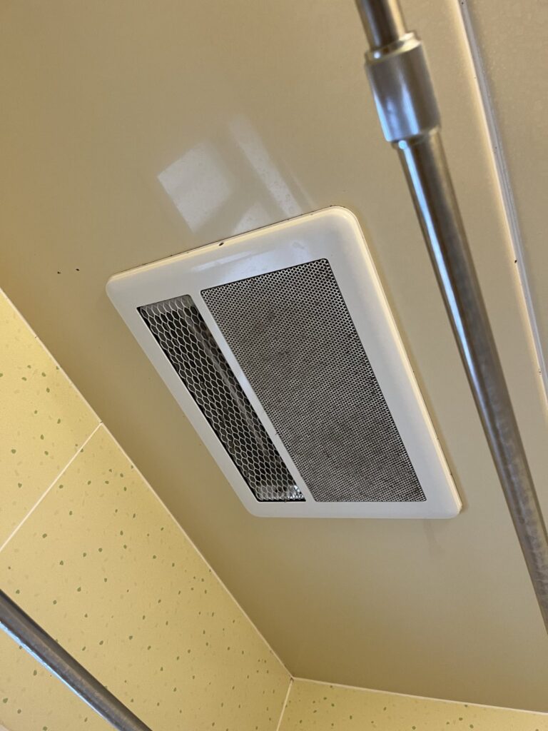 掃除前の浴室換気扇。フィルターにほこりがぎっしり
