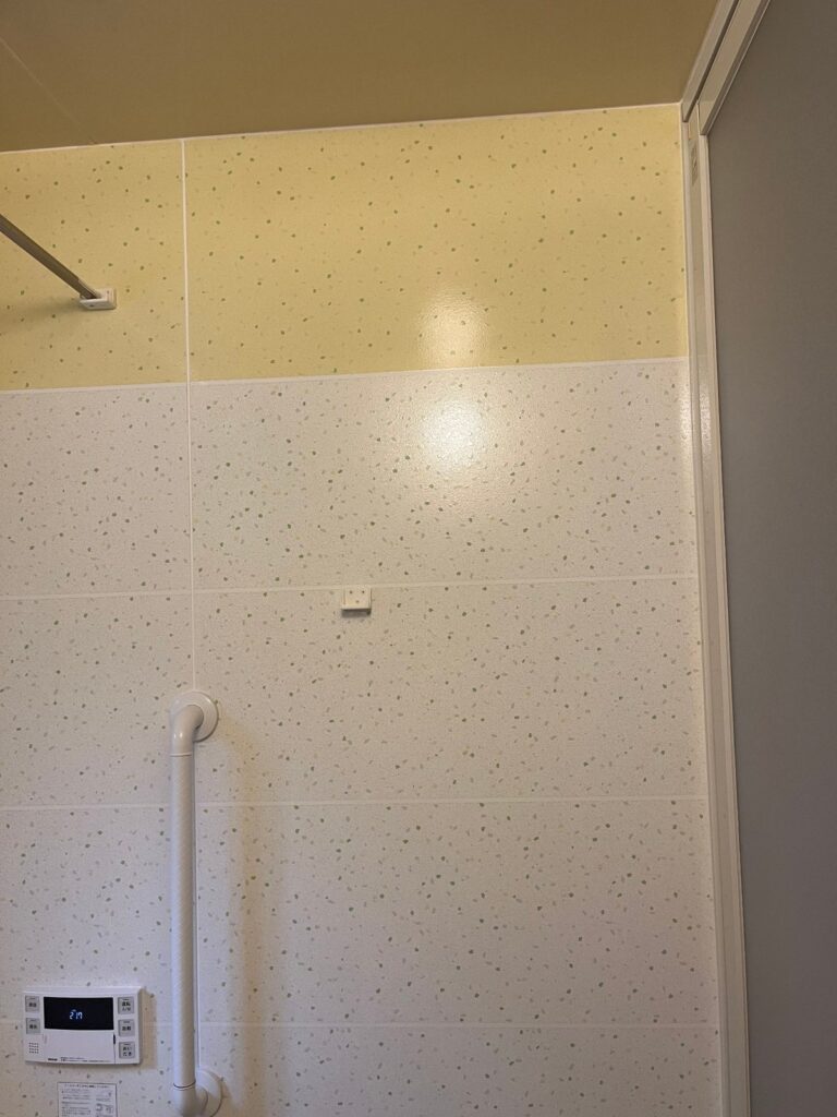 掃除後。壁の黒い点が消えている