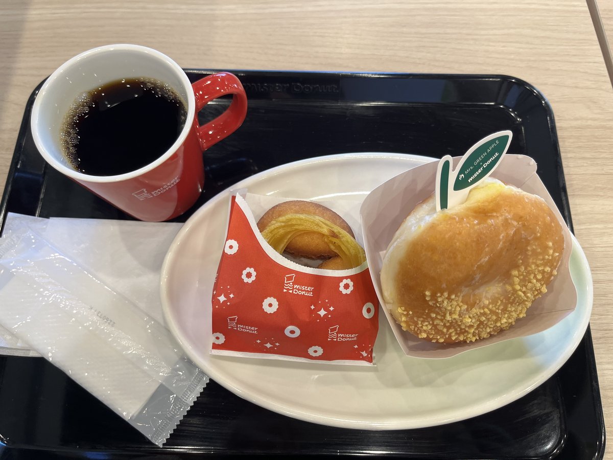 ミスタードーナツのトレーに並んだ、りんごの形の「ミセスドーナツ オリジナル」と「さつまいもド 濃厚スイートポテト」、そしてコーヒー