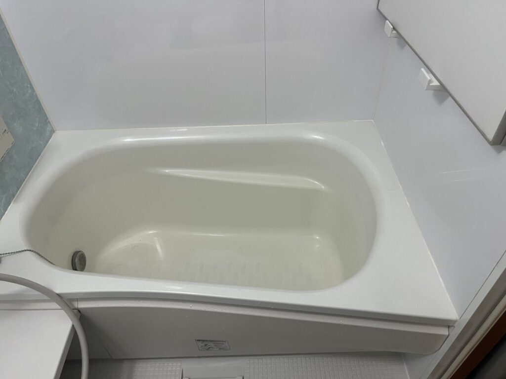 掃除後の白い浴槽。水あかも曇りもない