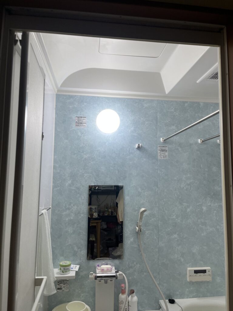 入口から見た浴室全体。水色の壁も床も曇りなく明るい