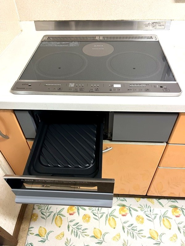 グリルを開けた新しいシルバー天板IH。グリル皿方式