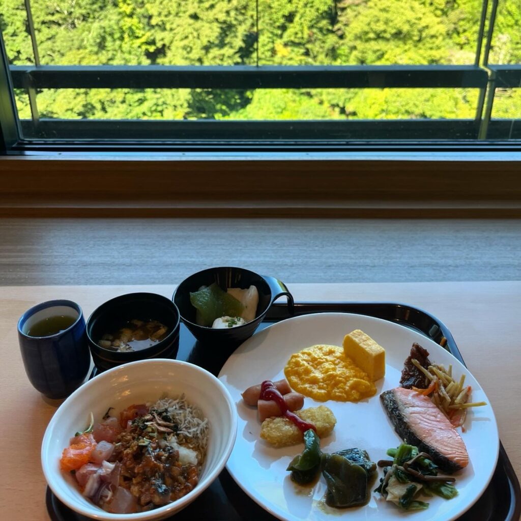 福一の朝食ビュッフェ。窓の外は一面の緑