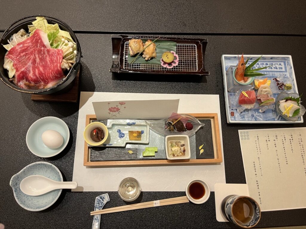 福一の1日目の夕食。すき焼き、焼き物、お造り、前菜など品数たっぷりの会席
