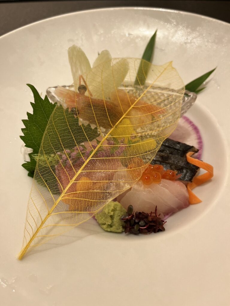 福一の2日目の夕食のお造り。葉っぱの飾りがきれい