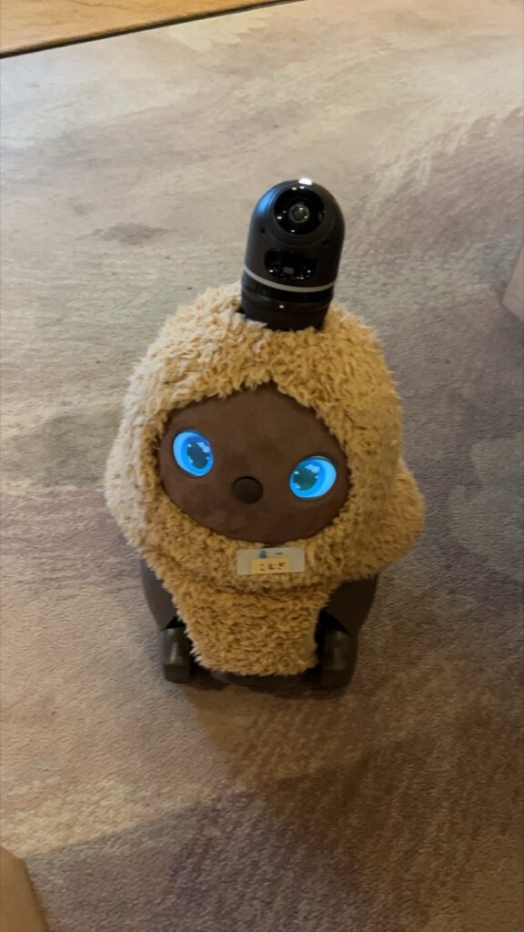 福一のロビーで出迎えてくれた、ふわふわのロボット「こむぎちゃん」