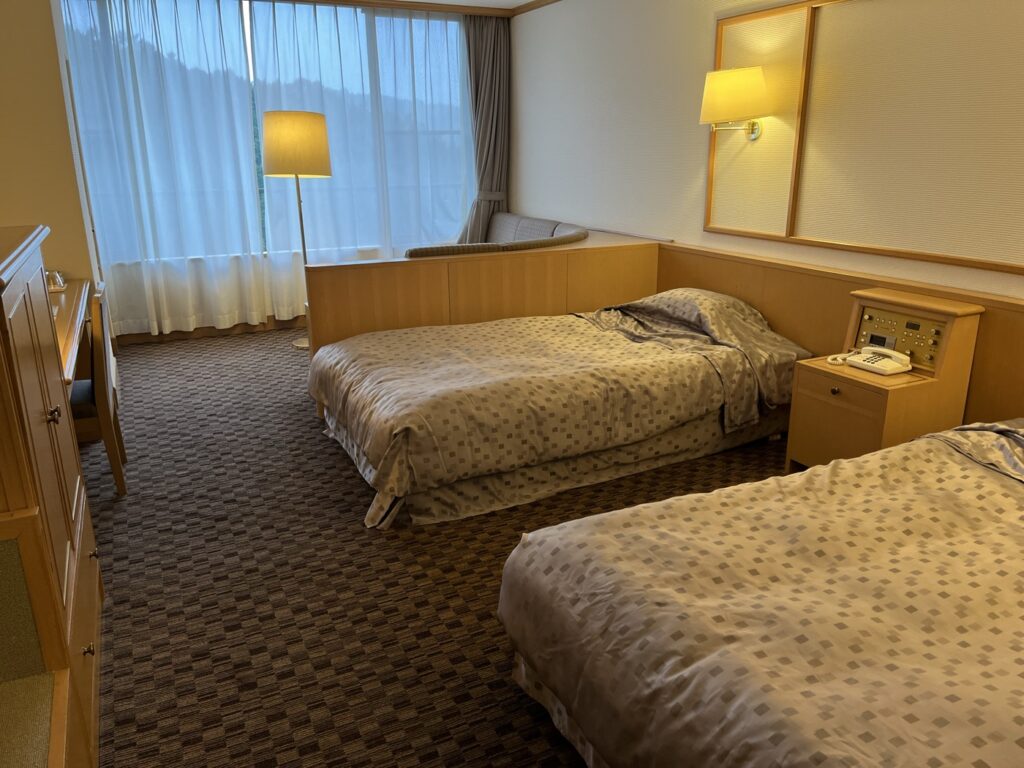 福一のツインのお部屋。ひとりでもゆったり過ごせた