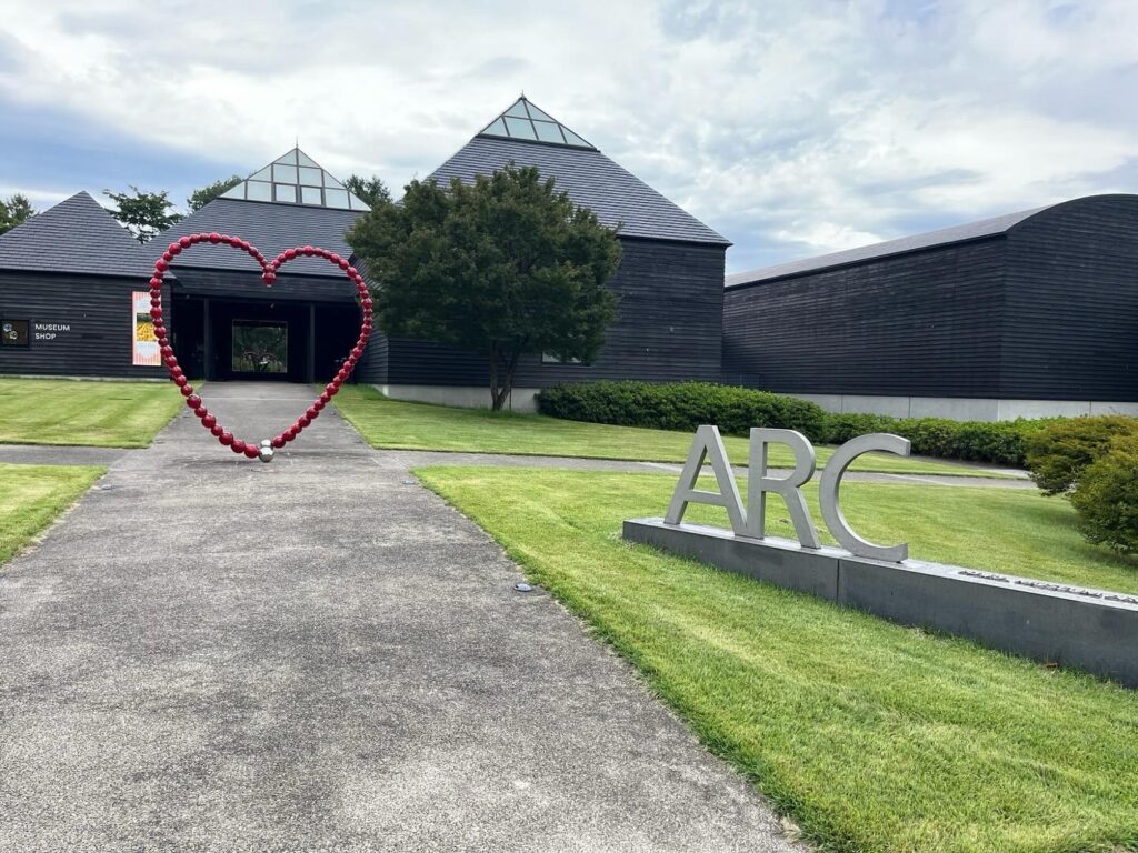 ハラ ミュージアム アークのハートのオブジェとARCの文字