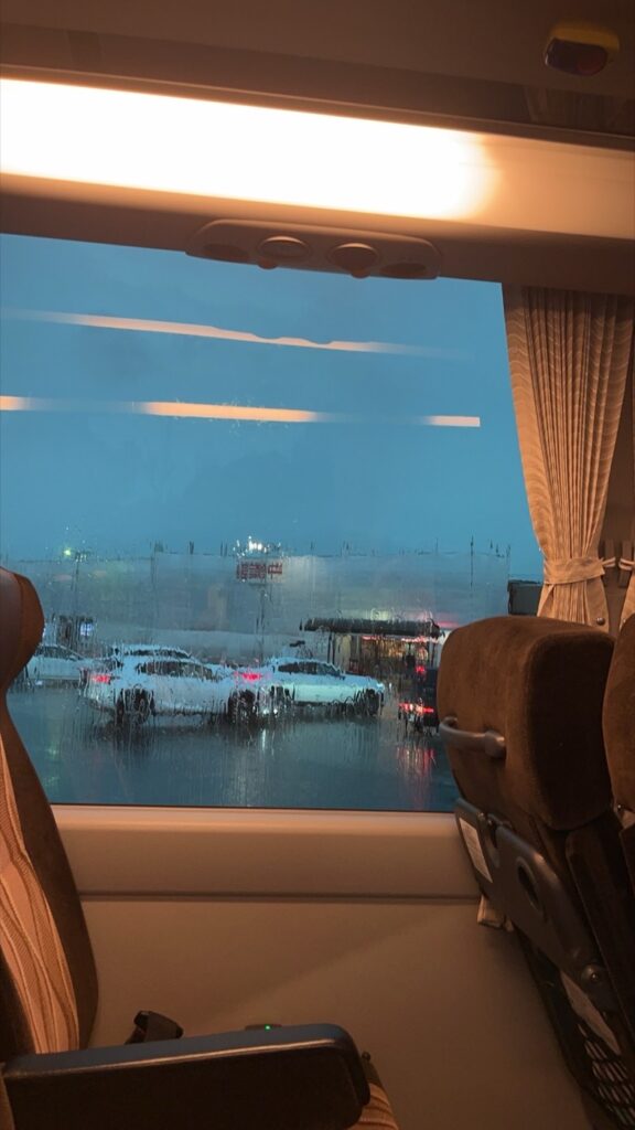 帰りの高速バスの窓。外は大雨