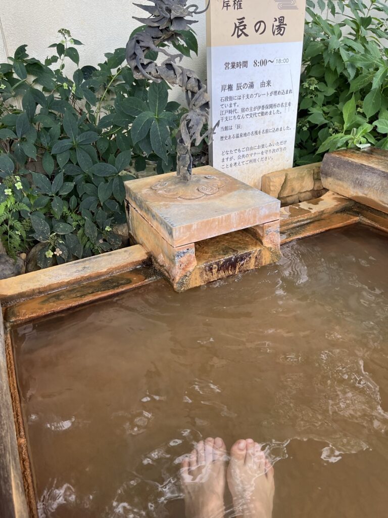 石段の途中にある足湯に足をひたして休憩