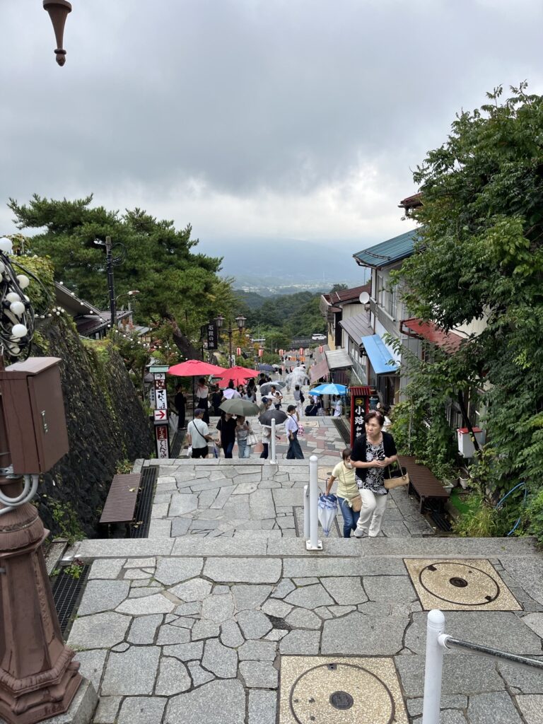 伊香保温泉の石段街を上から見下ろした景色。両側にお店が並ぶ