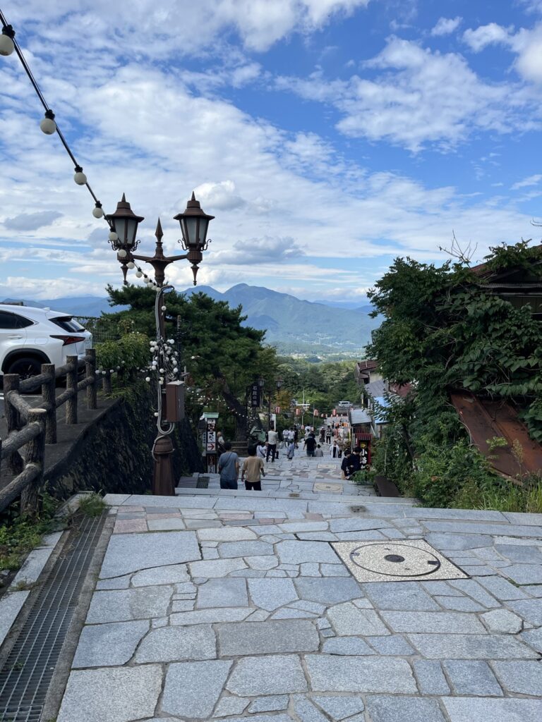 晴れた日の伊香保の石段街。青空と遠くの山