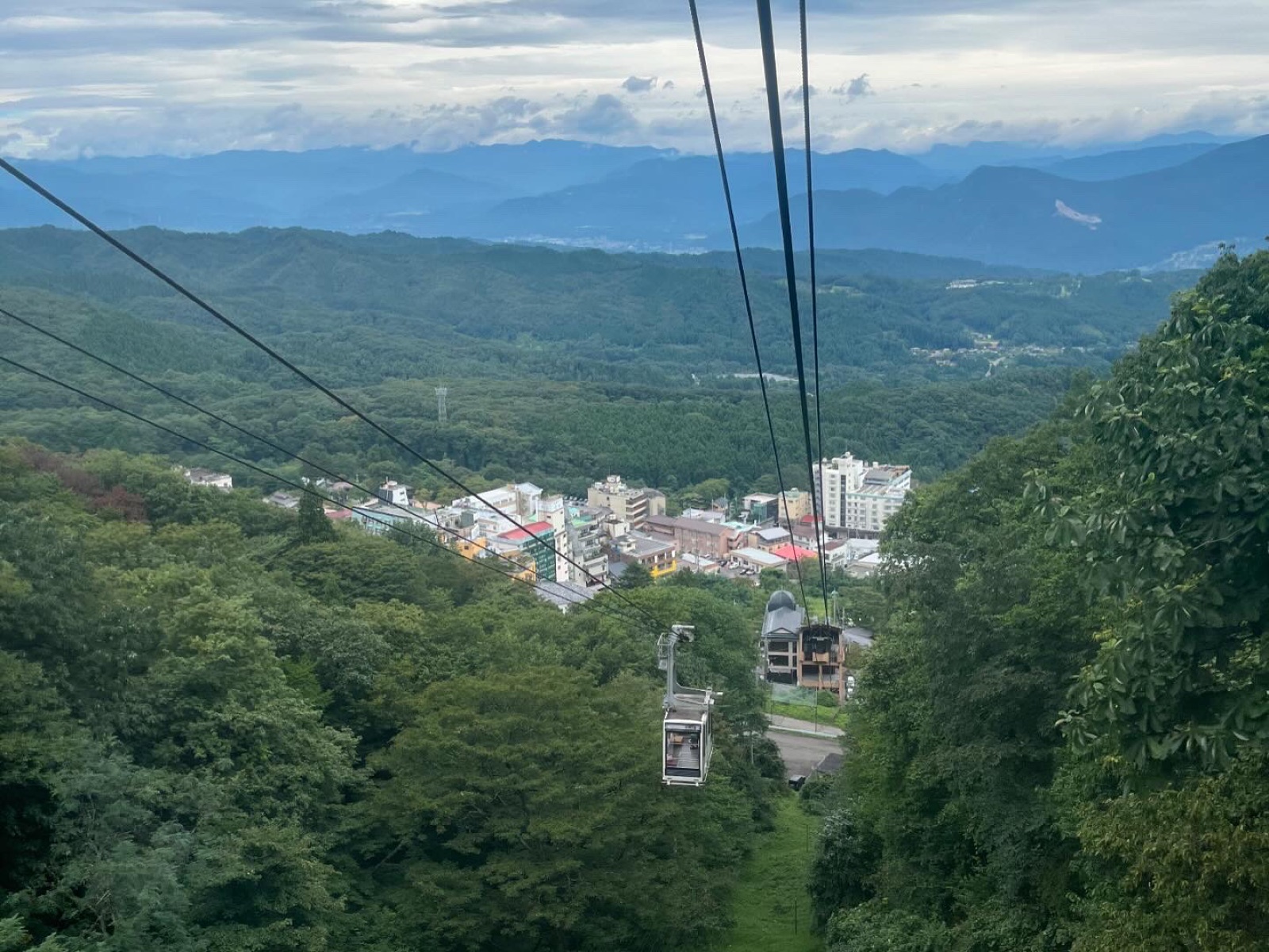 伊香保ロープウェイから見下ろした、緑の山あいに広がる伊香保温泉の街並み