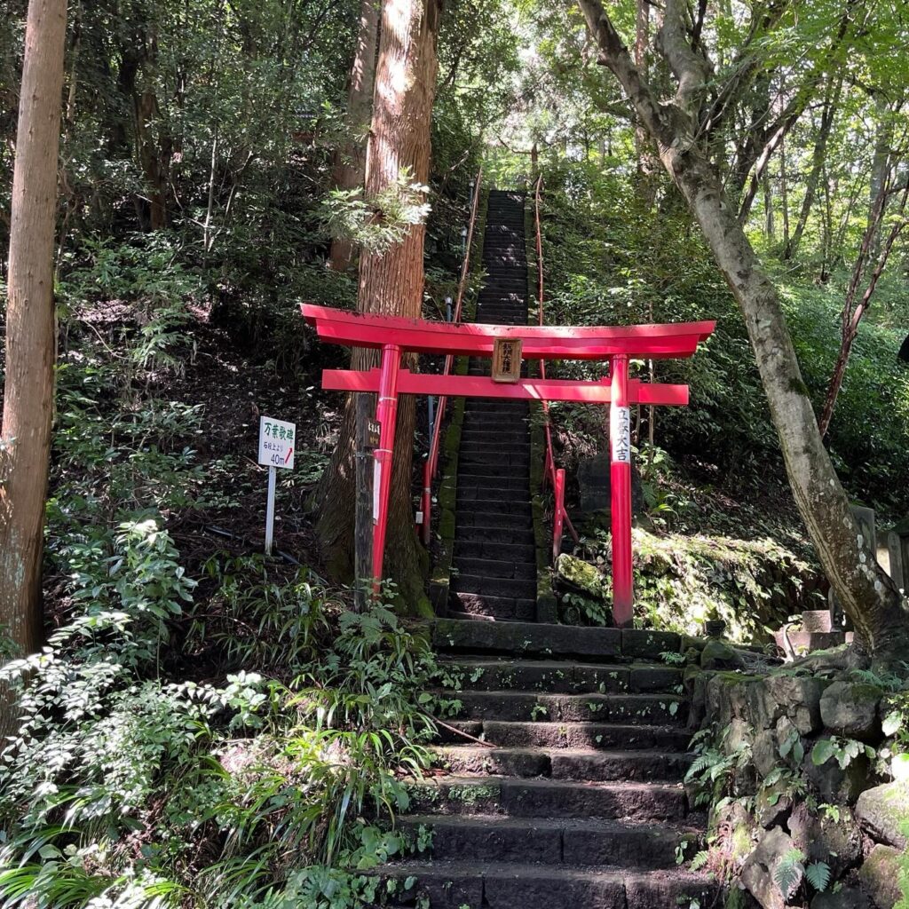 水沢観音の近くにある赤い鳥居と石段