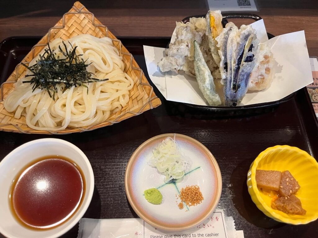 ざるの水沢うどんと天ぷら